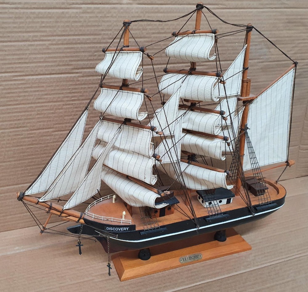 20thC detailed model of Shackletons Discovery on wood plinth, The model measures approx 45 x 51 cm - Image 2 of 4