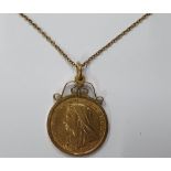 Queen Victoria 1895 sovereign in 9ct pendant & chain. Total weight 11.5 grams