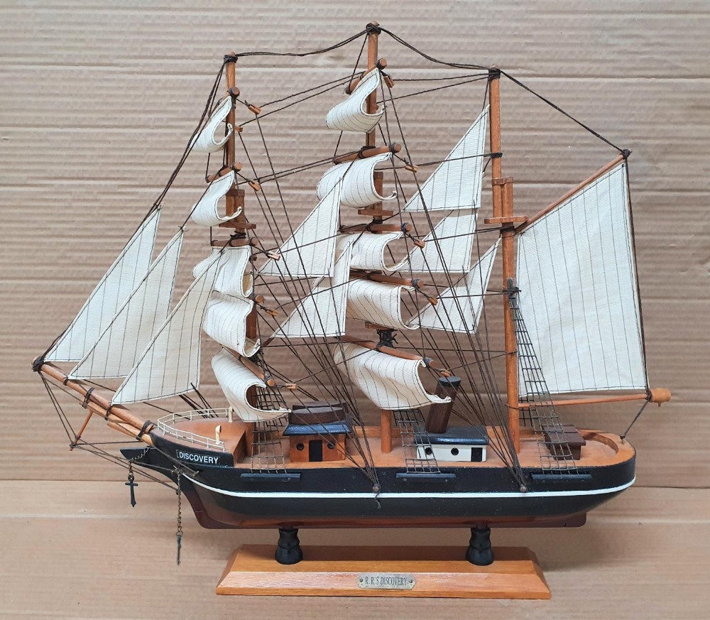 20thC detailed model of Shackletons Discovery on wood plinth, The model measures approx 45 x 51 cm