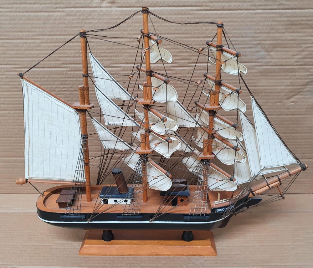 20thC detailed model of Shackletons Discovery on wood plinth, The model measures approx 45 x 51 cm - Image 4 of 4