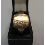 9ct yellow gold signet ring Approx 3.8 grams, size P