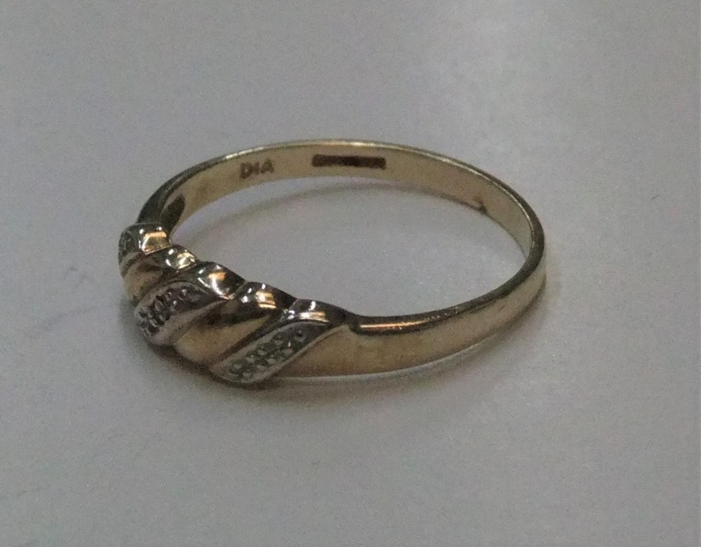 9ct yellow gold ring set with small clear stones Approx 1.7 grams gross, size Q - Image 3 of 3