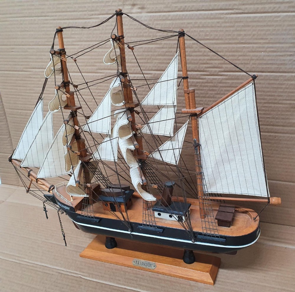 20thC detailed model of Shackletons Discovery on wood plinth, The model measures approx 45 x 51 cm - Image 3 of 4