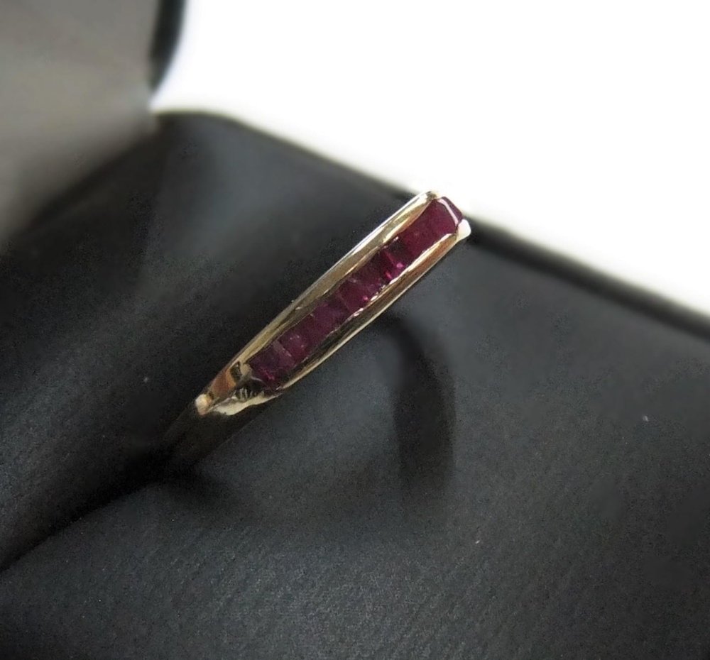 Unusually shaped 9ct yellow imported gold band ring set with 12 square cut rubies Approx 1.5 grams - Image 3 of 4