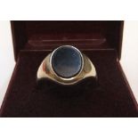 9ct yellow gold onyx signet ring Approx 5.6 grams gross, size M