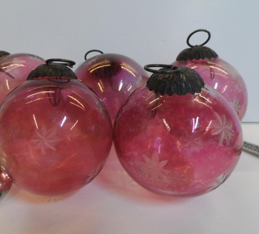 5 Edwardian cranberry glass Christmas tree baubles - Image 3 of 3