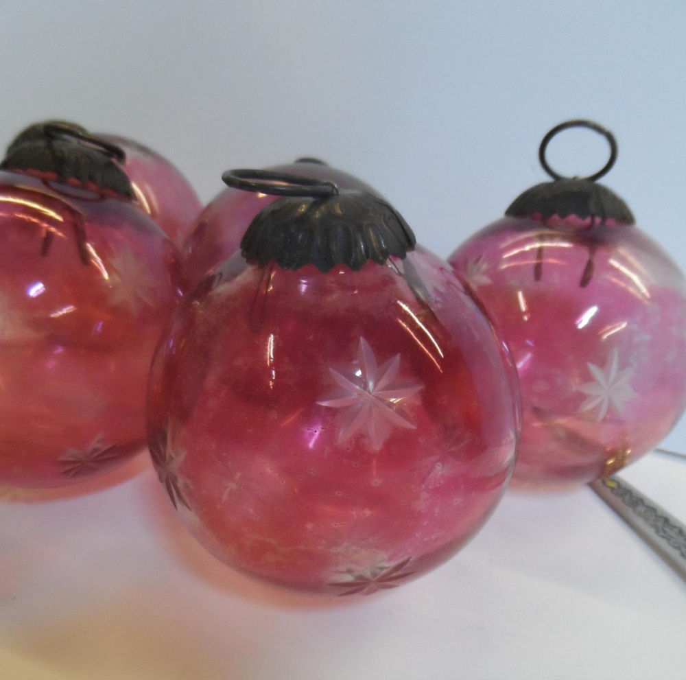 5 Edwardian cranberry glass Christmas tree baubles - Image 2 of 3
