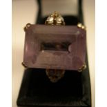 9ct yellow gold ring with large amethyst ring with diamonds to the shoulders (a/f) Approx 4.6