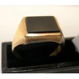 Gents square faced 9ct yellow gold ring with onyx face, Approx 6.2 grams gross, size Z