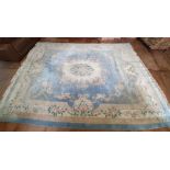 Very large 20thC blue & cream patterned rug with tassels, 275 x 393 cm