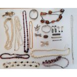 Quantity of vintage ladies jewellery to include a fine pearl necklace with silver clasp & also a