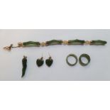 Fine quality jade/jadeite ladies bracelet together with associated pendant, earrings and rings (lot)