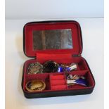 Ladies travel jewellery bag with contents to include vintage ladies brooches, earrings etc (lot)