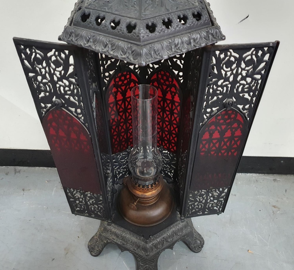 Victorian cast iron covered oil lamp by Globe Vulcan of Germany, 85 cm tall In excellent condition - Image 3 of 4