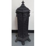 Victorian cast iron covered oil lamp by Globe Vulcan of Germany, 85 cm tall In excellent condition