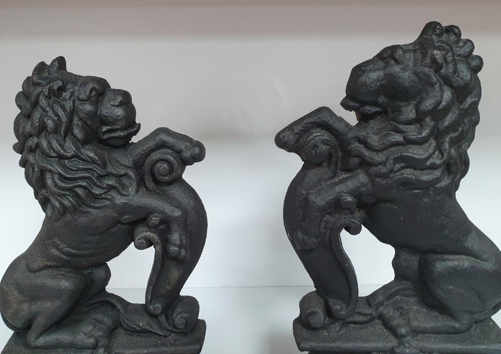 Pair of good quality cast iron door stops in the form of Lions (2) - Image 2 of 3