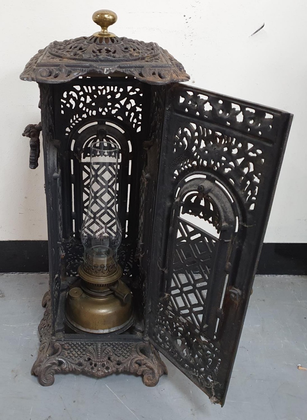 Victorian cast iron cased oil lamp, 63 cm tall, In fine condition - Image 2 of 4
