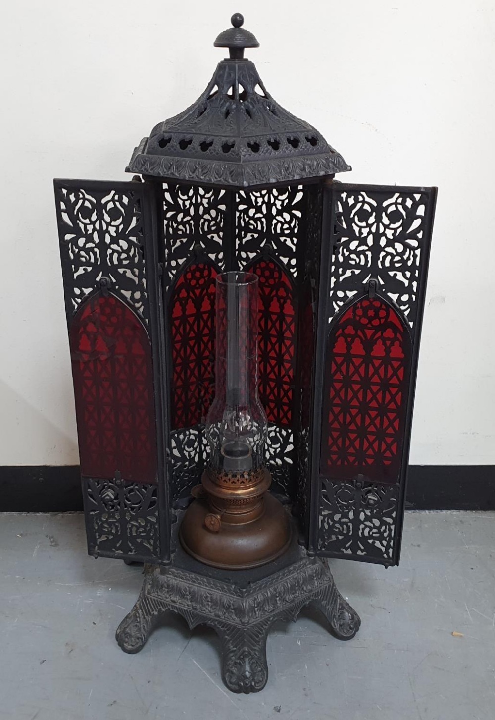 Victorian cast iron covered oil lamp by Globe Vulcan of Germany, 85 cm tall In excellent condition - Image 2 of 4