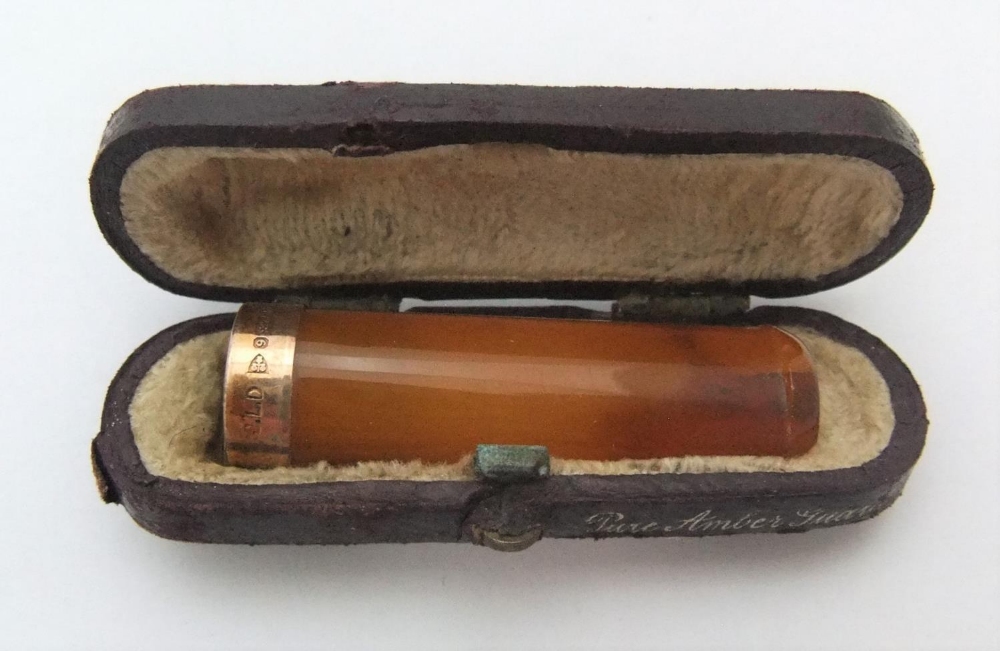 Late Victorian cased, 9ct gold tipped, amber cheroot holder, 5cm in length