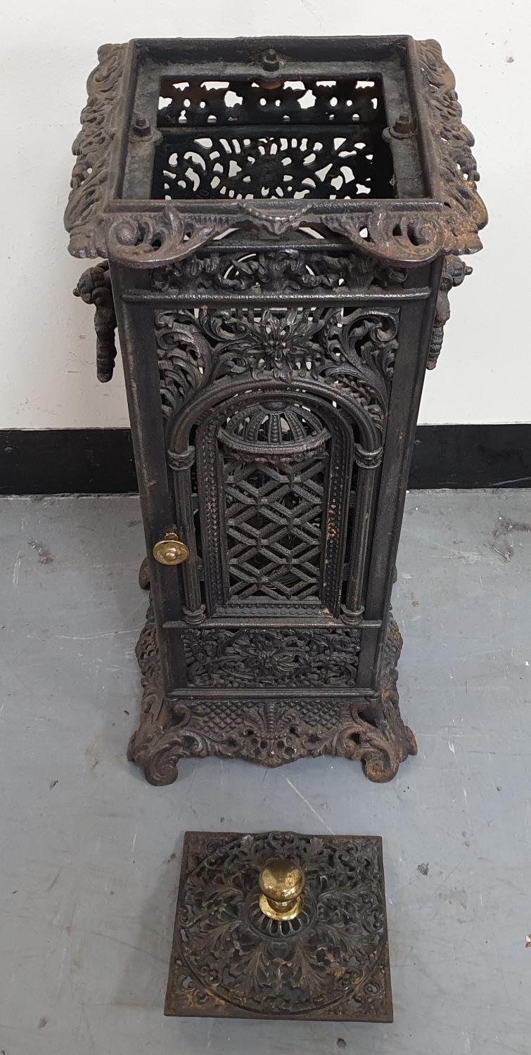 Victorian cast iron cased oil lamp, 63 cm tall, In fine condition - Image 4 of 4