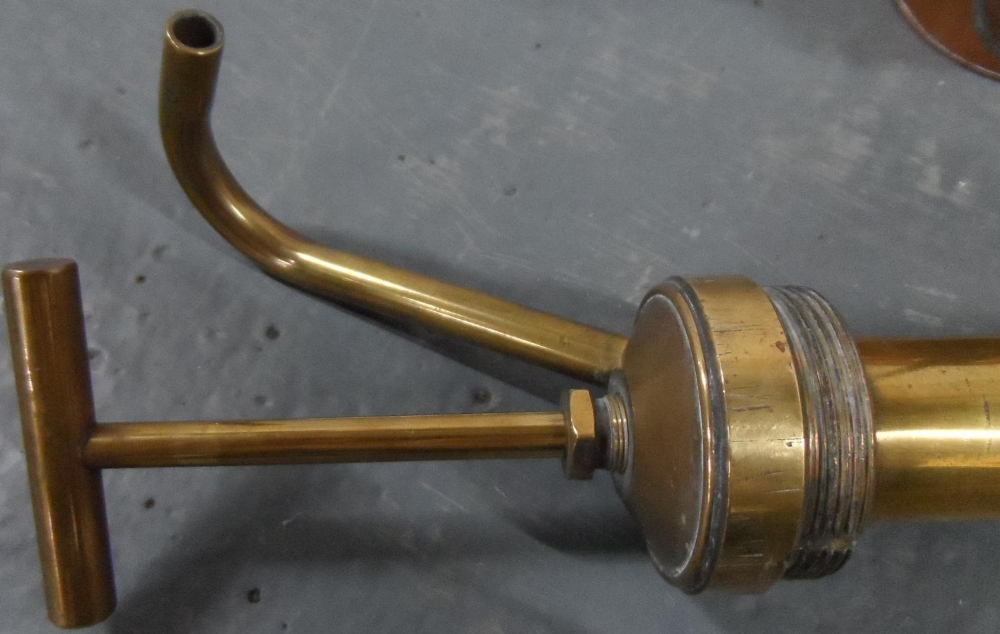 Large Edwardian industrial brass machine greaser (1m+) together with a small Edwardian copper oil - Image 3 of 4