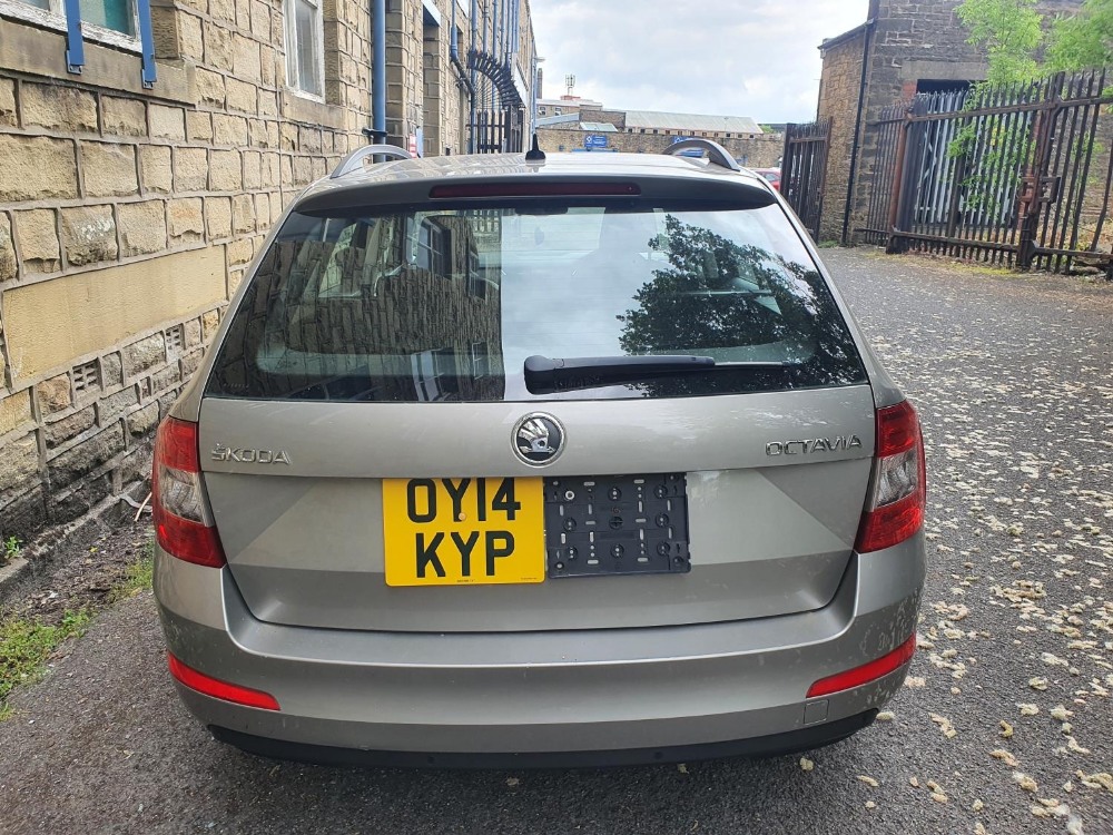 2014 Skoda Octavia Elegance TDI CR S-A, 2 Litre, 4 Door Estate in Beige, 220443 miles, 3 former - Image 3 of 11