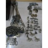 Large quantity of vintage brassware to include 2 door knockers, pokers, animals, stands etc (Qty)