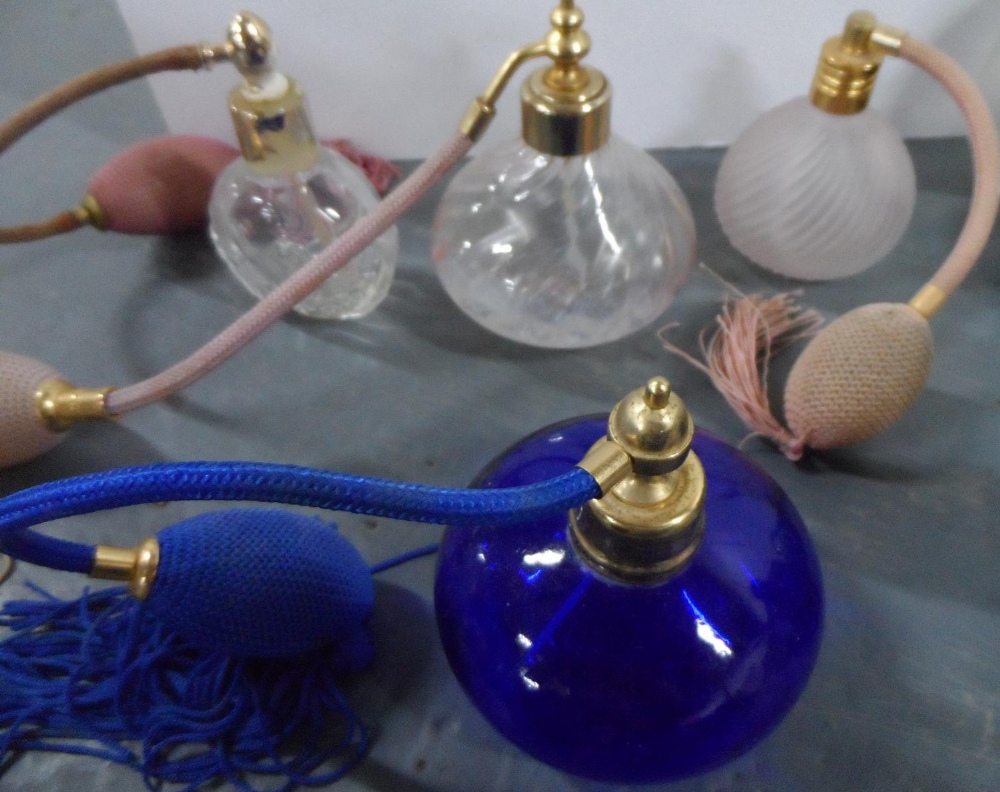 Collection of eighteen ornate perfume bottles (18) - Image 2 of 4