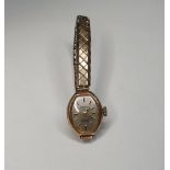 Everite, 17 jewel, ladies stretch wristwatch set in 9ct yellow gold casing (1)