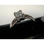 18ct white gold & diamond ring with 4 princess cut diamonds, rubbed marks. Approx 2.7 grams gross,
