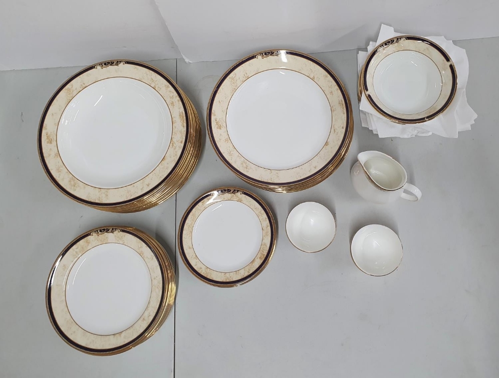 Quantity of Wedgewood part dinner service (Qty) - Image 2 of 4