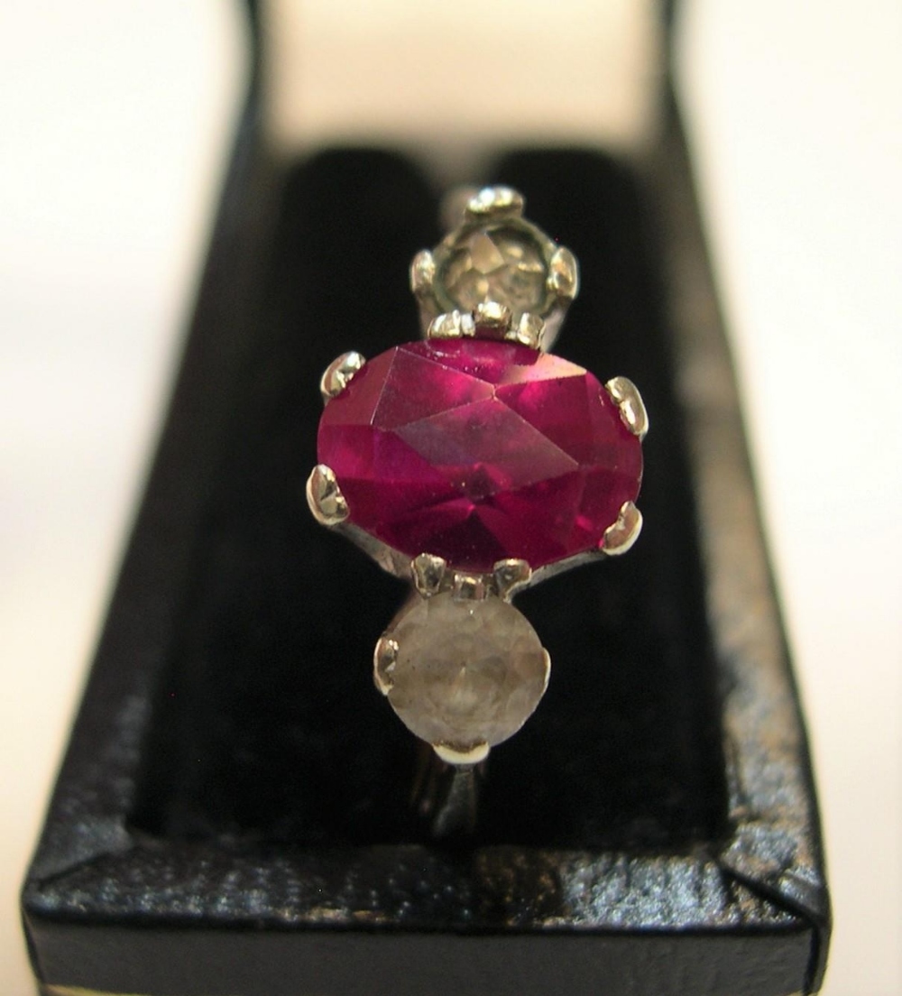 9ct yellow gold ring with a central ruby. Approx 1.8 grams gross, size Q - Image 2 of 3