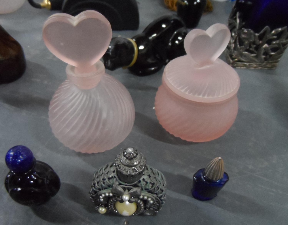 Collection of eighteen ornate perfume bottles (18) - Image 4 of 4