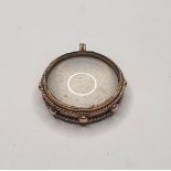 Circular 9ct yellow gold picture locket with central glass, 6 grams gross