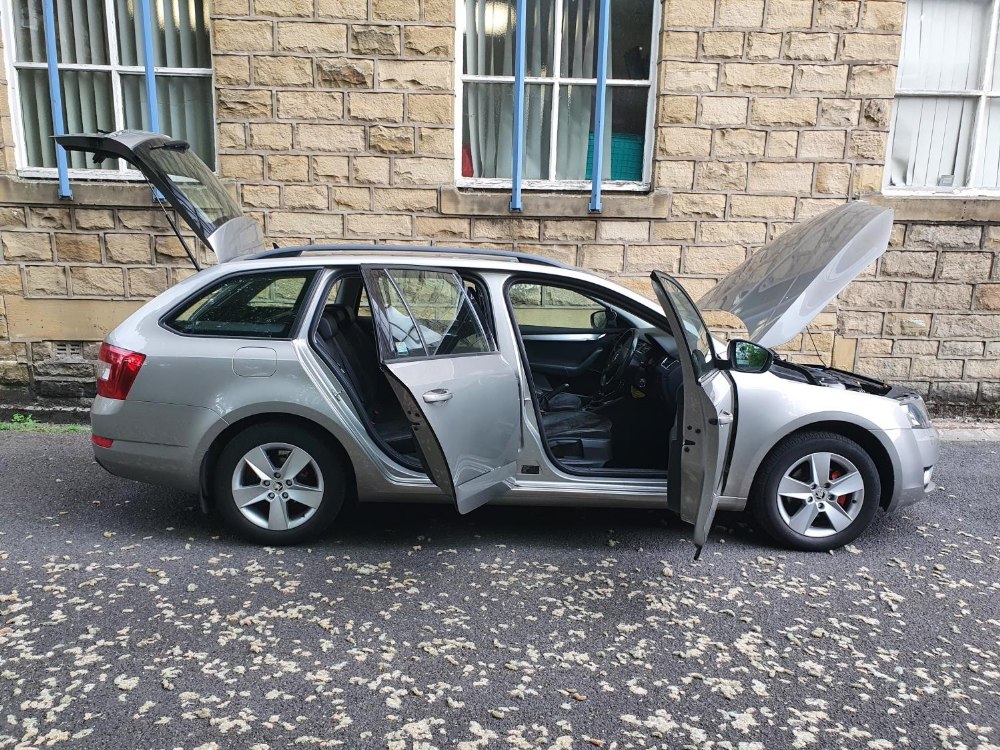 2014 Skoda Octavia Elegance TDI CR S-A, 2 Litre, 4 Door Estate in Beige, 220443 miles, 3 former - Image 5 of 11