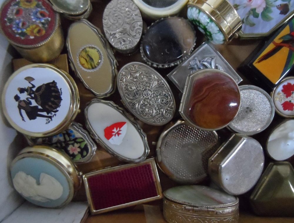 Large quantity of pill boxes (Qty) - Image 8 of 11