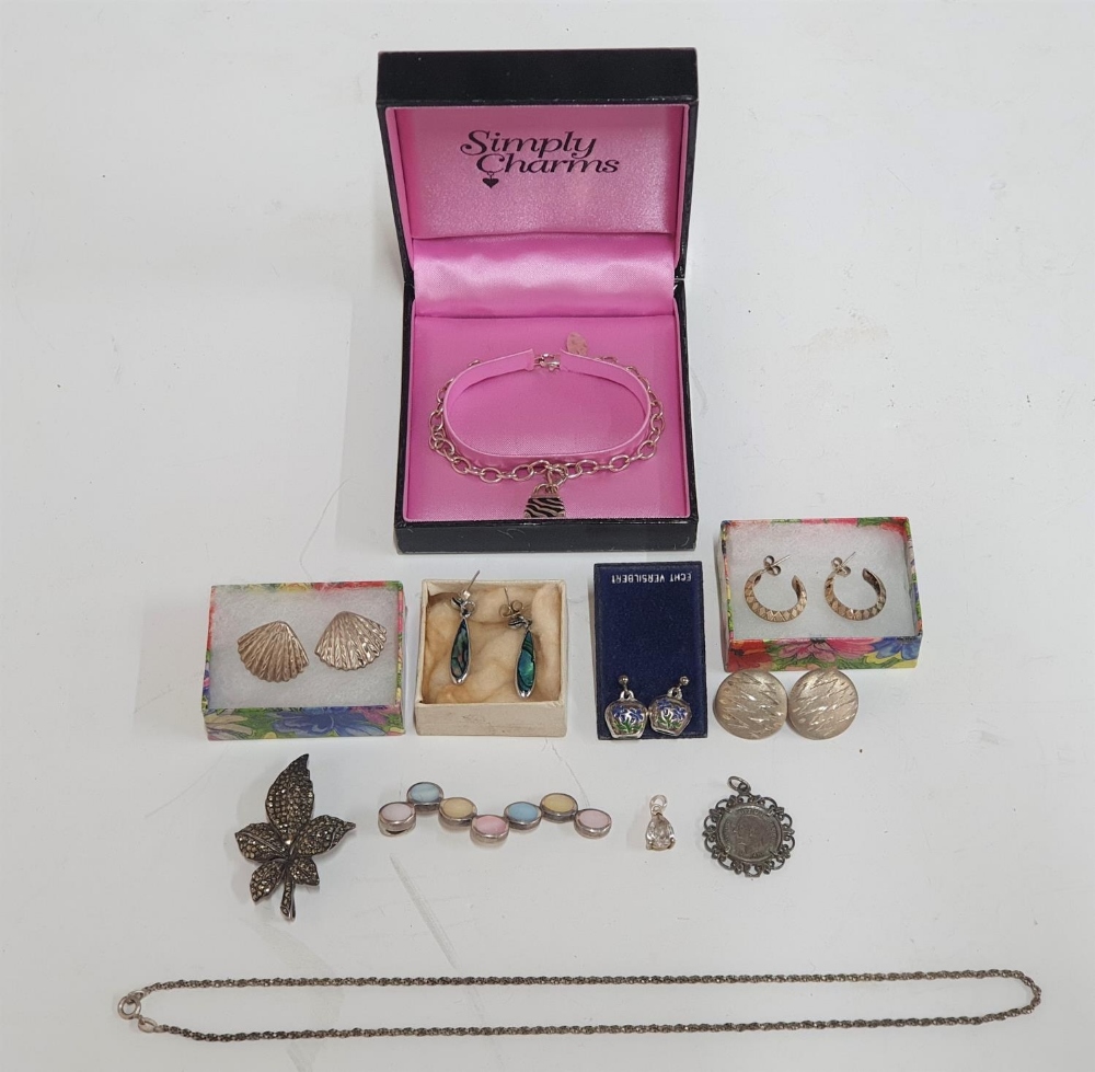 Quantity of silver and white metal jewellery to include silver earrings, pendent etc (Qty)