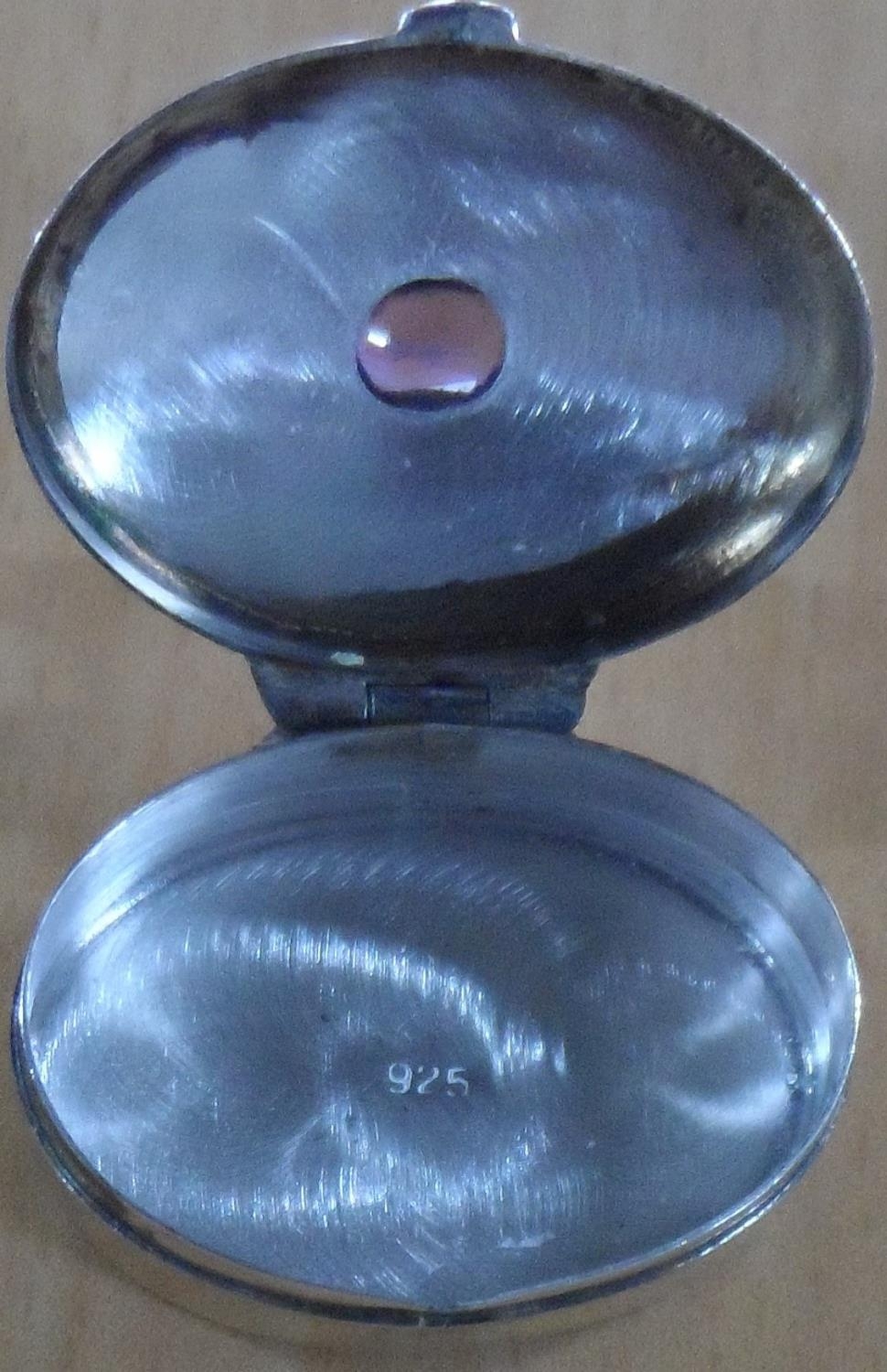 925 silver pill box in plain form topped with a single oval cut Amethyst, - Image 2 of 2