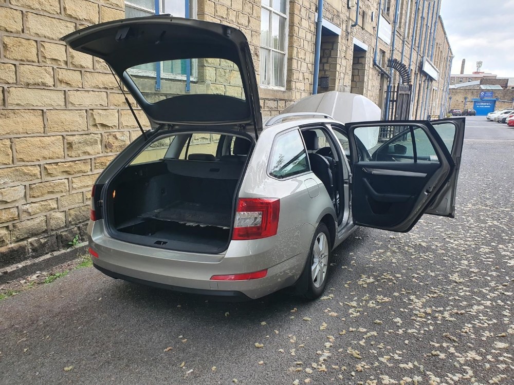 2014 Skoda Octavia Elegance TDI CR S-A, 2 Litre, 4 Door Estate in Beige, 220443 miles, 3 former - Image 6 of 11