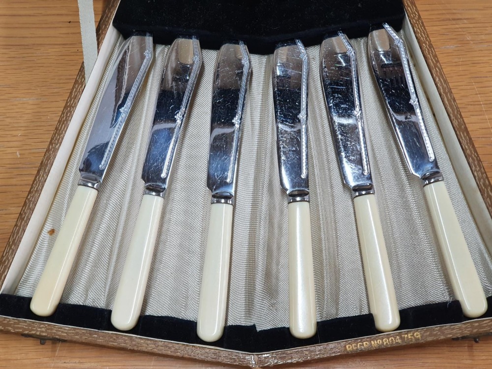 Fine quality Edwardian fish knives & forks with bone handles set in a fan shaped case - Image 2 of 4