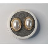 Faux pearly stud earrings in 9ct gold, 2 grams gross