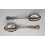 Pair of matching Victorian London silver spoons (67.4 grams),