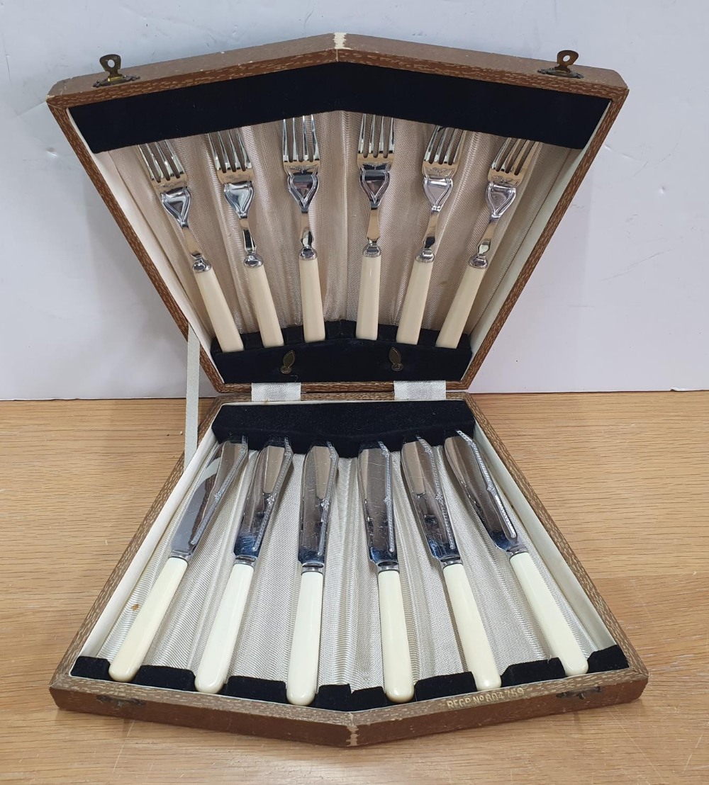 Fine quality Edwardian fish knives & forks with bone handles set in a fan shaped case