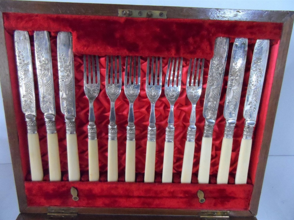 Fine quality antique boxed cutlery set complete with 6 knives & forks, 2 large Berry style serving - Image 2 of 3