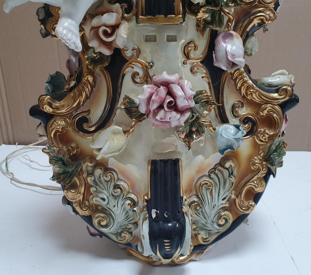 Stunning tall, ornate ceramic table lamp featuring a violin & Cherubs, 72 cm tall, minor losses' - Image 3 of 5