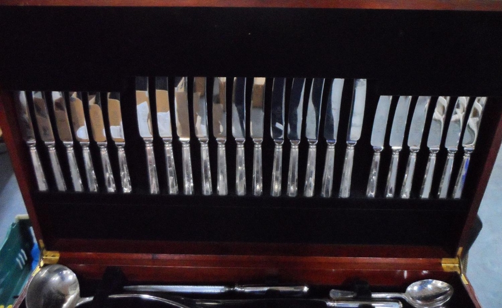 Complete set (140 piece) of 1984 Sheffield cutlery collection in free standing, leather topped chest - Image 3 of 5