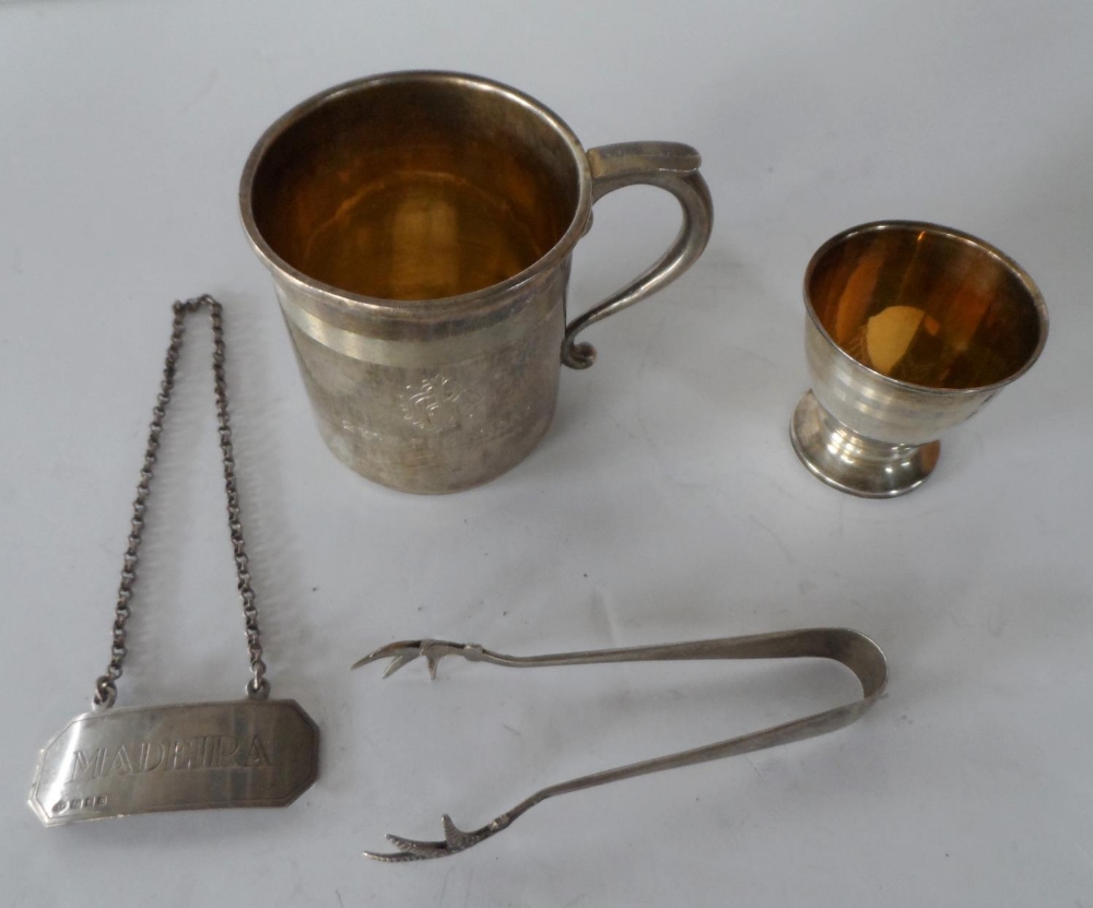 Four silver items to include an egg cup, small cup etc (4)