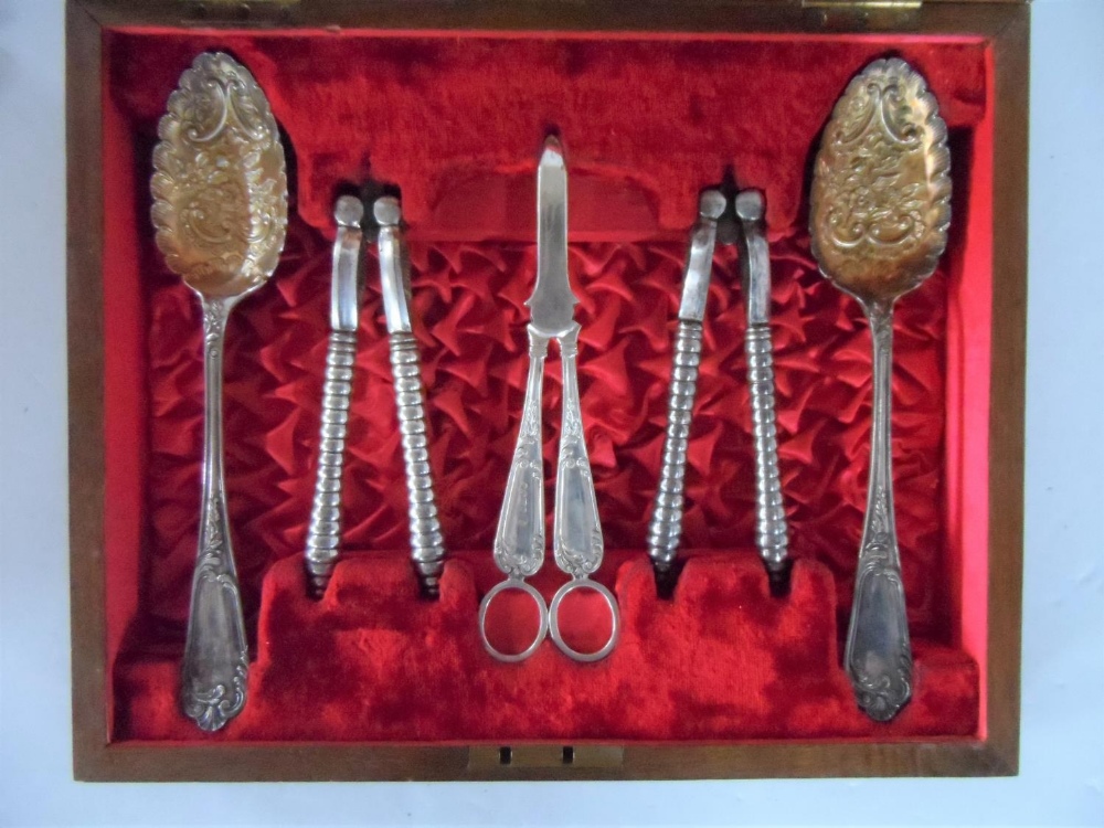 Fine quality antique boxed cutlery set complete with 6 knives & forks, 2 large Berry style serving - Image 3 of 3
