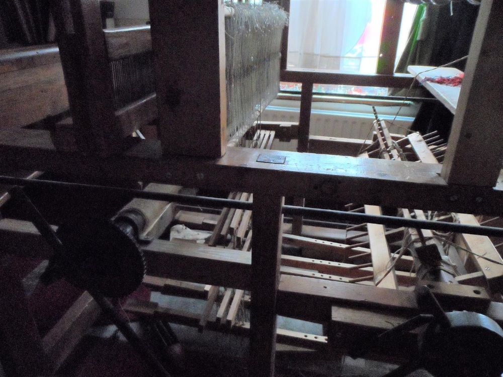 Full-sized antique weavers loom, measuring approx 160cm long x 115cm wide by 175cm high, The loom - Image 4 of 8