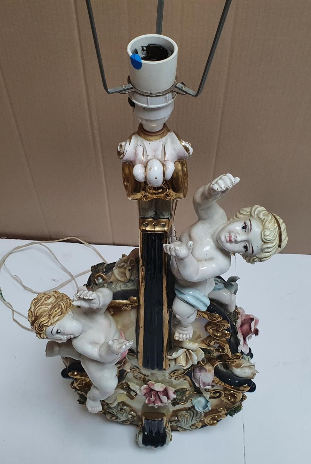Stunning tall, ornate ceramic table lamp featuring a violin & Cherubs, 72 cm tall, minor losses' - Image 5 of 5